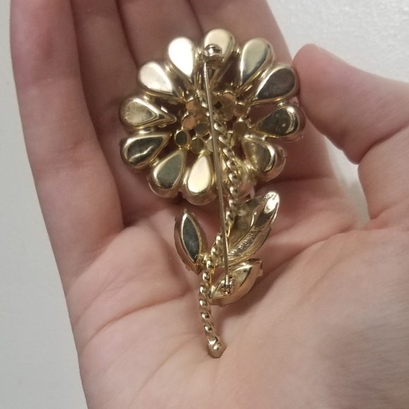 Vtg unsigned milk glass & rhinestone daisy brooch, should be Weiss - Picture 3 of 13